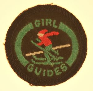 guide-interest-badge-sportsgirl-green-border-and-orange-green-skier